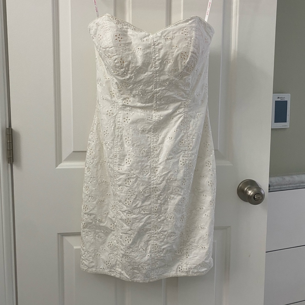 BETSEY JOHNSON EYELET WHITE STRAPLESS DRESS. Size 2.
